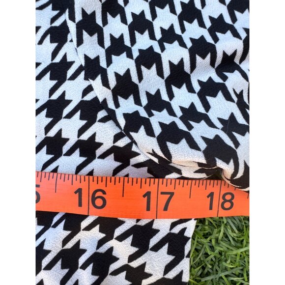 Black & White Houndstooth Collared Short Sleeve Top With Keyhole Back Closure - Picture 5 of 7